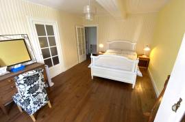 Maison de caractere de 2 chambres avec maison attenante supplementaire de 2 chambres sur un terrain prive avec piscine
