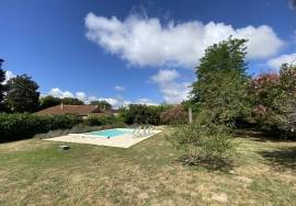 Maison de caractere de 2 chambres avec maison attenante supplementaire de 2 chambres sur un terrain prive avec piscine