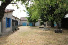 €148900 - Village house with two dwellings, outbuildings, vaulted cellar