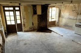 €149950 - Country House with Outbuildings 5 Minutes from Civray