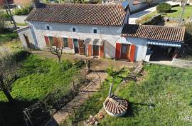 €149950 - Country House with Outbuildings 5 Minutes from Civray