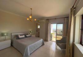 Spacious Top Floor Apartment with 3 Bedrooms and Sea View