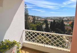 Spacious Top Floor Apartment with 3 Bedrooms and Sea View