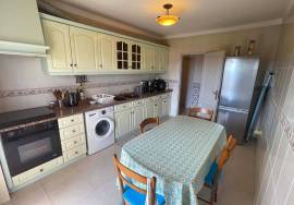 Spacious Top Floor Apartment with 3 Bedrooms and Sea View