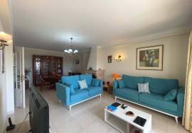 Spacious Top Floor Apartment with 3 Bedrooms and Sea View