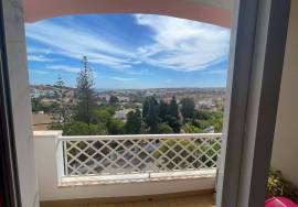 Spacious Top Floor Apartment with 3 Bedrooms and Sea View