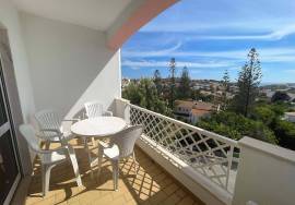 Spacious Top Floor Apartment with 3 Bedrooms and Sea View