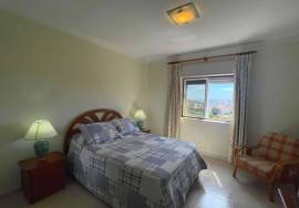 Spacious Top Floor Apartment with 3 Bedrooms and Sea View