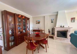 Spacious Top Floor Apartment with 3 Bedrooms and Sea View