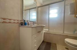 Spacious Top Floor Apartment with 3 Bedrooms and Sea View