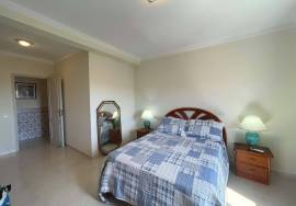 Spacious Top Floor Apartment with 3 Bedrooms and Sea View