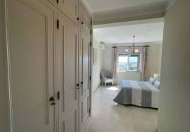 Spacious Top Floor Apartment with 3 Bedrooms and Sea View