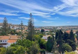 Spacious Top Floor Apartment with 3 Bedrooms and Sea View