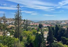 Spacious Top Floor Apartment with 3 Bedrooms and Sea View