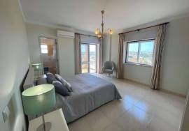 Spacious Top Floor Apartment with 3 Bedrooms and Sea View