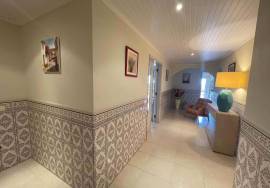 Spacious Top Floor Apartment with 3 Bedrooms and Sea View