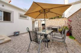 2 bedroom villa with backyard in the riverside area of Portimão