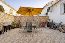 2 bedroom villa with backyard in the riverside area of Portimão