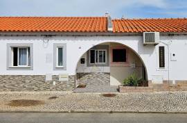 2 bedroom villa with backyard in the riverside area of Portimão