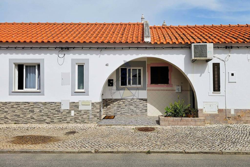 2 bedroom villa with backyard in the riverside area of Portimão