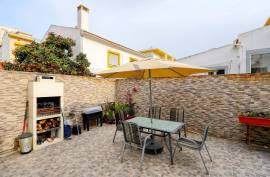 2 bedroom villa with backyard in the riverside area of Portimão