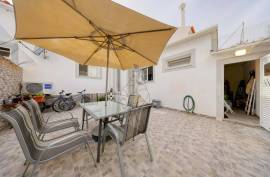 2 bedroom villa with backyard in the riverside area of Portimão