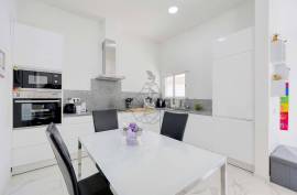 Renovated Typical 2 Bedroom Villa with Terrace in Portimão