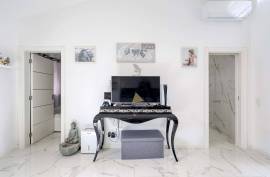 Renovated Typical 2 Bedroom Villa with Terrace in Portimão