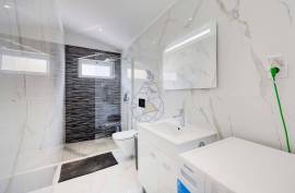 Renovated Typical 2 Bedroom Villa with Terrace in Portimão