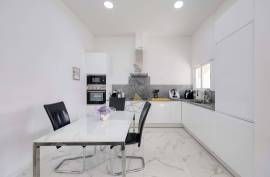 Renovated Typical 2 Bedroom Villa with Terrace in Portimão