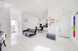 Renovated Typical 2 Bedroom Villa with Terrace in Portimão