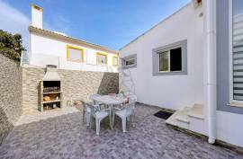Renovated Typical 2 Bedroom Villa with Terrace in Portimão