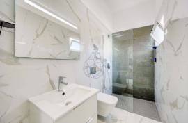 Renovated Typical 2 Bedroom Villa with Terrace in Portimão