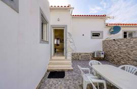 Renovated Typical 2 Bedroom Villa with Terrace in Portimão