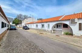 Renovated Typical 2 Bedroom Villa with Terrace in Portimão