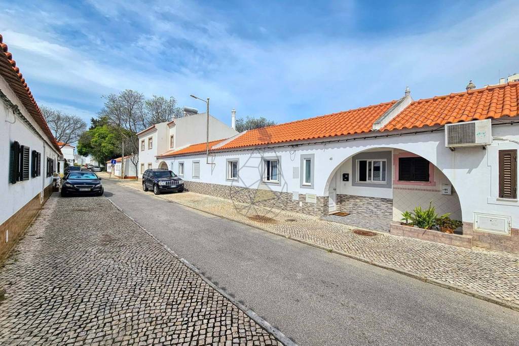 Renovated Typical 2 Bedroom Villa with Terrace in Portimão