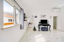 Renovated Typical 2 Bedroom Villa with Terrace in Portimão