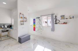 Renovated Typical 2 Bedroom Villa with Terrace in Portimão