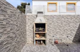 Renovated Typical 2 Bedroom Villa with Terrace in Portimão