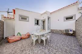 Renovated Typical 2 Bedroom Villa with Terrace in Portimão