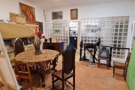 Shop with basement in the historic center of Santarém.
