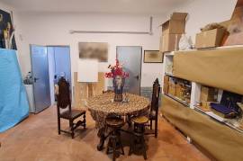 Shop with basement in the historic center of Santarém.
