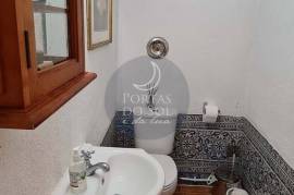 Shop with basement in the historic center of Santarém.