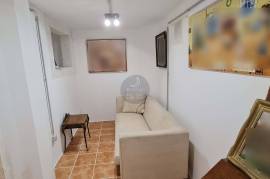 Shop with basement in the historic center of Santarém.