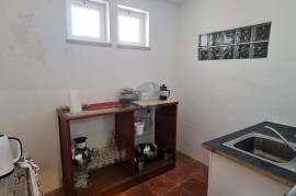 Shop with basement in the historic center of Santarém.