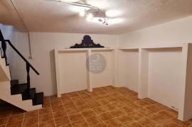 Shop with basement in the historic center of Santarém.