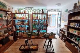 Shop with basement in the historic center of Santarém.