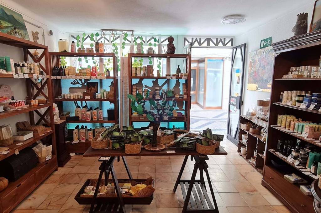Shop with basement in the historic center of Santarém.