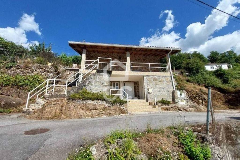 Villa overlooking the Tâmega River in a Quiet Setting