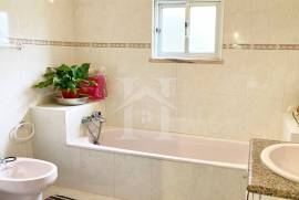 Moradia T4 com 8 415m2 de terreno em Reguengo Grande, Lourinhã